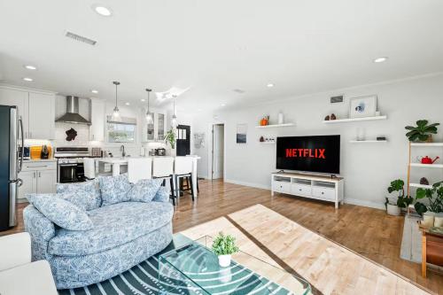 Charming Modern Escape with Outdoor Living in San Dimas (CA)