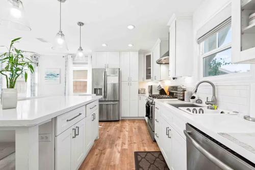 Kitchen, Charming Modern Escape with Outdoor Living in San Dimas (CA)