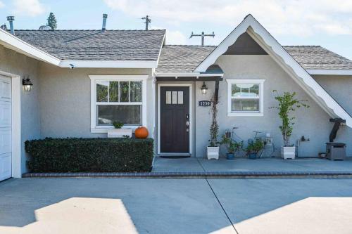 Charming Modern Escape with Outdoor Living in San Dimas (CA)