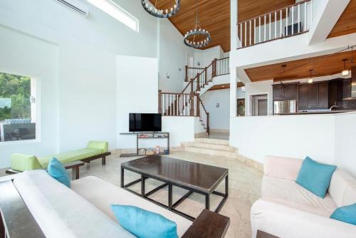 Sky Beach Club Split - Contemporary Beach Villa In Boutique Club villa in Governor's Harbour