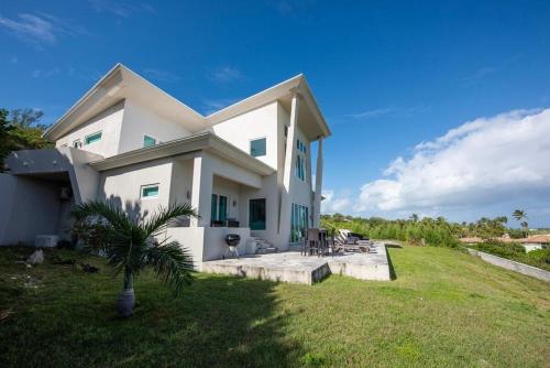 Sky Beach Club Split - Contemporary Beach Villa In Boutique Club villa in Governor's Harbour