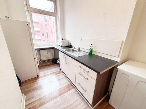 1Room Flat with Kitchen Near Neukölln & Kreuzberg (1Room Flat with Kitchen Near Neukolln & Kreuzberg) in Treptow