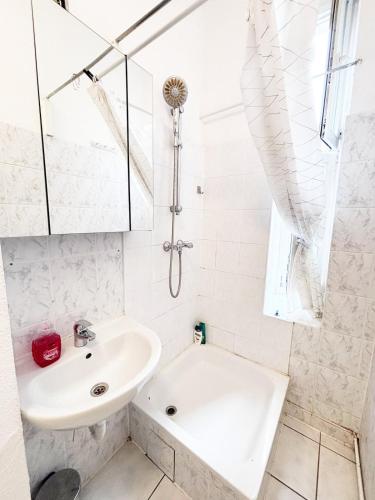 1Room Flat with Kitchen Near Neukölln & Kreuzberg (1Room Flat with Kitchen Near Neukolln & Kreuzberg) in Treptow