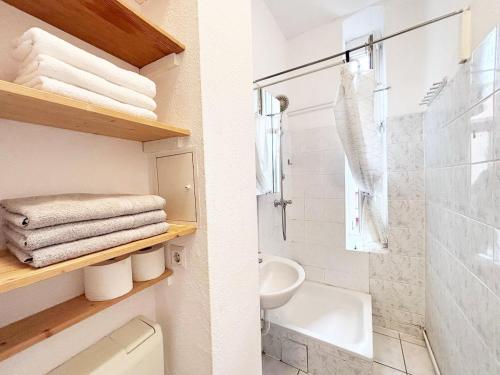 1Room Flat with Kitchen Near Neukölln & Kreuzberg (1Room Flat with Kitchen Near Neukolln & Kreuzberg) in Treptow