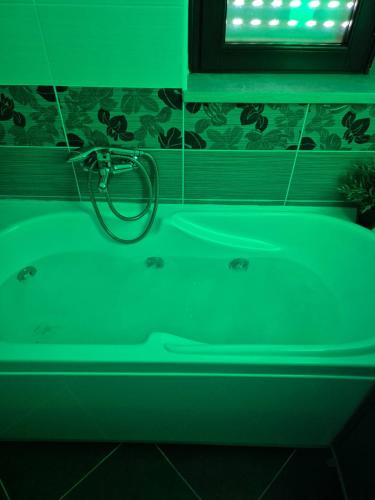 Hot tub, APT-Large Private Terrace - Sleeps 6 - Close to Bari Airport - Spacious and Relaxing-DDN House in San Paolo