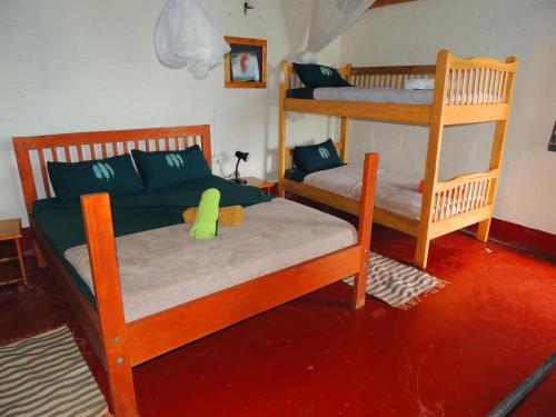 1 queen bed, 1 bunk bed