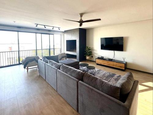 Zona de TV/saló-bar comuns, Sunset Sky at Lesvos 17 in Long Acres Country Estate