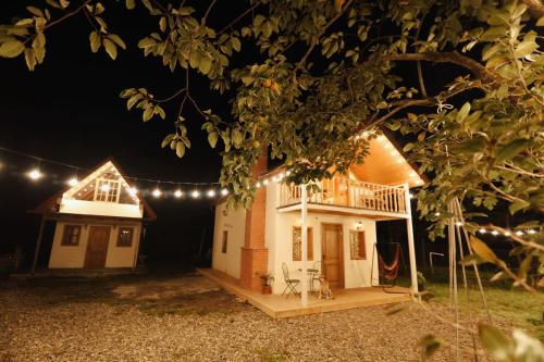 Θέα, Love Corner in Chaisubani