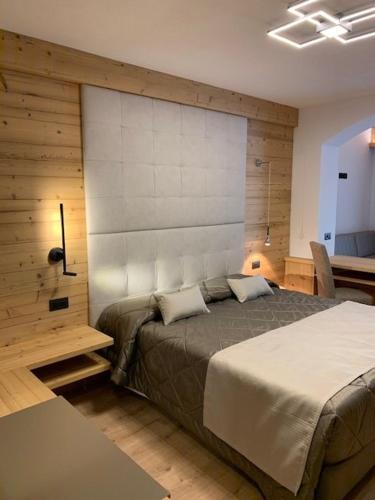 1 queen bed, 1 sofa bed