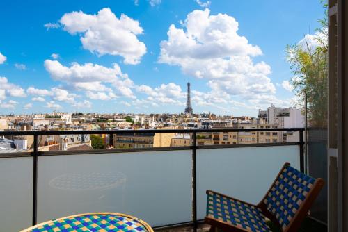 Stunning View on Eiffel Tower with Balcony