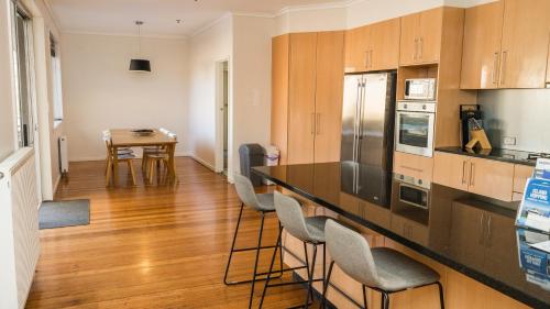 Prime Location Private Home Large Pool Pets welcome in 莫爾文
