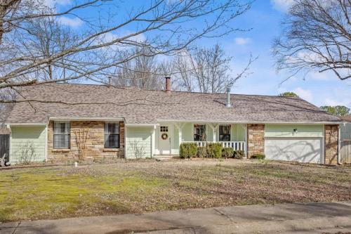 4BR Game-Day Retreat - Foosball & Fire Pit in Fayetteville (AR)