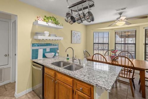 4BR Game-Day Retreat - Foosball & Fire Pit in Fayetteville (AR)