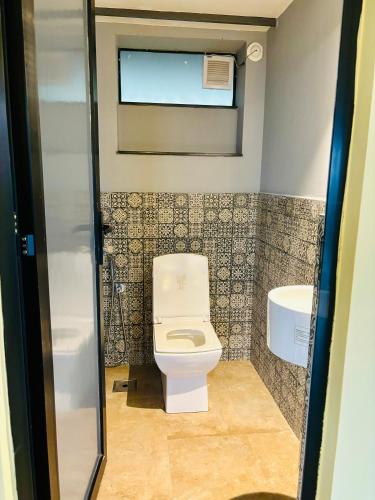 Bathroom, The Lookout, Hilltop Cottage in Curtorim