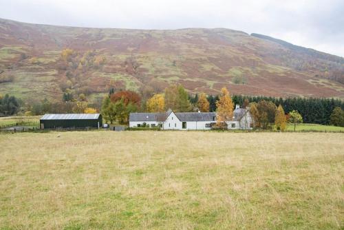 Зовнішній вигляд готелю, Glenogle Highland Estate Home in Лочернхед