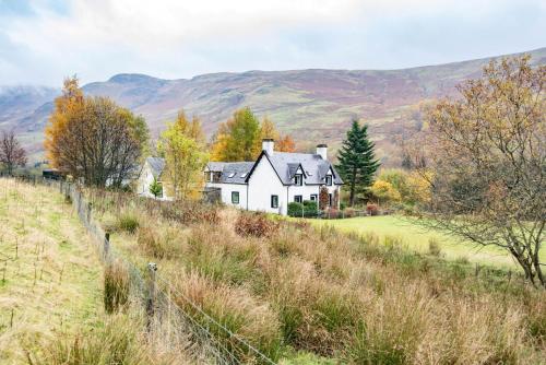 Зовнішній вигляд готелю, Glenogle Highland Estate Home in Лочернхед
