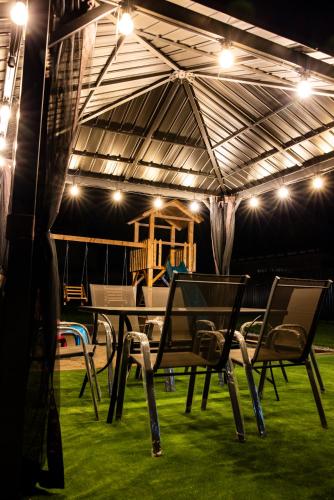 FLH - Cazare Alba Iulia lângă Cetatea Alba Carolina - Curte Privată, Ciubar & Family Friendly (FLH - Cazare Alba Iulia langa Cetatea Alba Carolina - Curte Privata, Ciubar & Family Friendly) in Gyulafehérvár