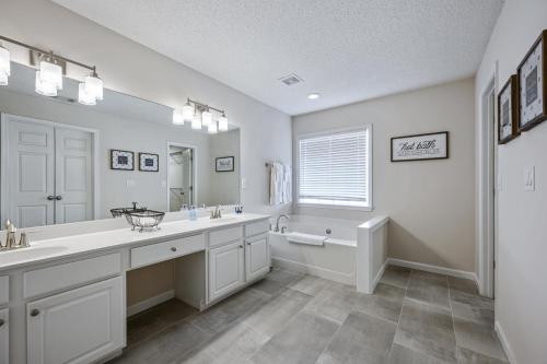 Pet-Friendly 3BR w Porch & Grill Weekday Deals - image 4