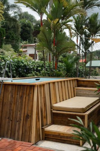 Backyard Bed & Kitchen in انيواتا