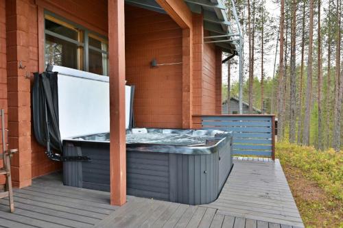 Facilities, Holiday Cabin Isomus inc outdoor jacuzzi in Nilivaara
