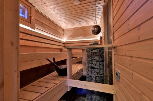 Sauna, Holiday Cabin Isomus inc outdoor jacuzzi in Nilivaara