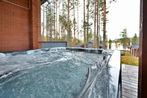 Facilities, Holiday Cabin Isomus inc outdoor jacuzzi in Nilivaara