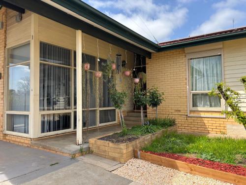 Sunflower Homes Green and Cozy in Modbury