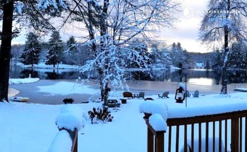 Charming Waterfront Cottage Rental near Topsmead State Forest, Connecticut in ทอริงตัน (คอนเนตทิคัต)