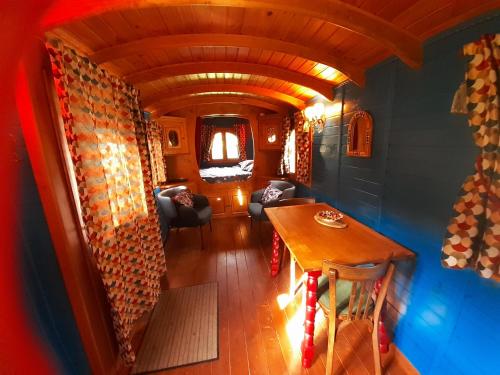 Roulotte Cosy les Roseaux bleux in Verseilles-le-Bas