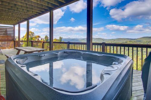 Ski and Hike Mars Hill Mountaintop Cabin with Views