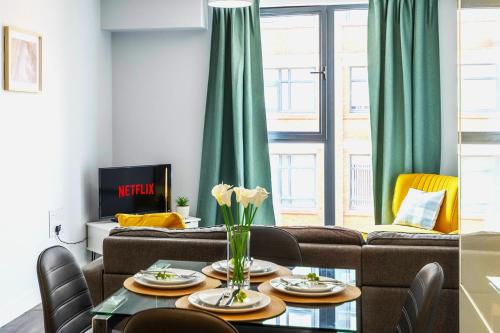 Central Birmingham Apartment 2 Bedrooms, 2 Bathrooms, Stylish Stay
