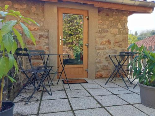 Erkély/terasz, L'Abri-Gîte "Ô Jardin des Toiles" (L'Abri-Gite "O Jardin des Toiles") in Saint-Felicien