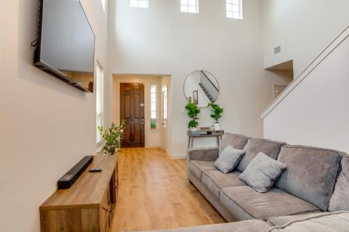 Yard and Office Spacious Family Home in Forney in Форні