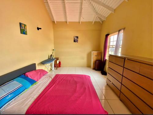 Spacious 2-Bedroom, 2-Bath Apartment 5 Mins to Sandy Beach & Airport in ビュー フォール