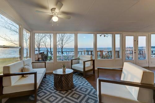 Welcome to Sunset Spot! Waterfront, Full Amenities in Livingston, USA