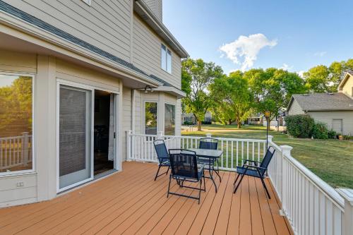 Des Moines Suburb Stay with Spacious Layout and Deck! in Johnston 