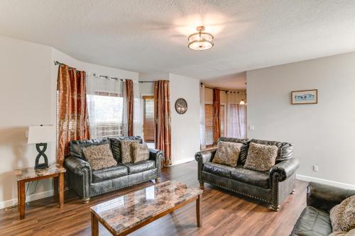 Des Moines Suburb Stay with Spacious Layout and Deck! in Johnston 