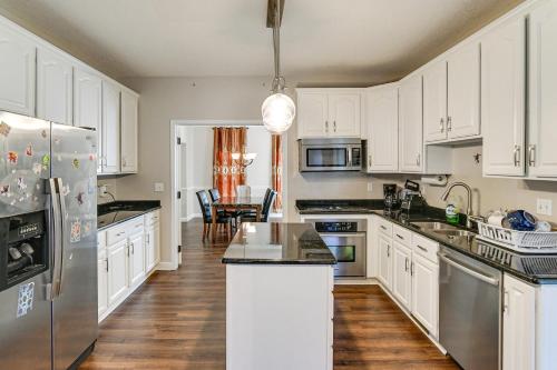 Des Moines Suburb Stay with Spacious Layout and Deck! in Johnston 