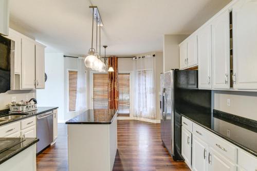 Des Moines Suburb Stay with Spacious Layout and Deck! in Johnston 