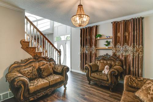 Des Moines Suburb Stay with Spacious Layout and Deck! in Johnston 