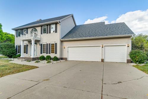 Des Moines Suburb Stay with Spacious Layout and Deck! in Johnston 
