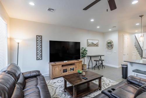 Sunny Ledgeview Retreat