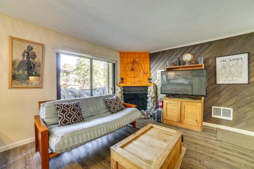 Cozy Mammoth Lakes Studio 5 Mi to Ski Slopes thumb 4
