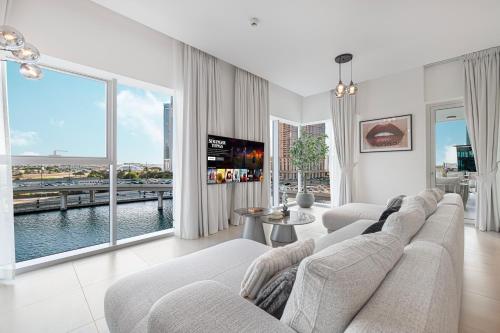 Moon Stays-3BR with Maid-Full Canal View, Dubaï