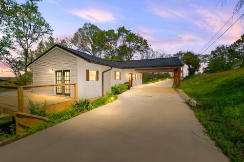 1 Mi to Dtwn Loudon Spacious River-View Home in Loudon (TN)