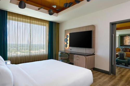 Renaissance Schaumburg Convention Center Hotel - image 2