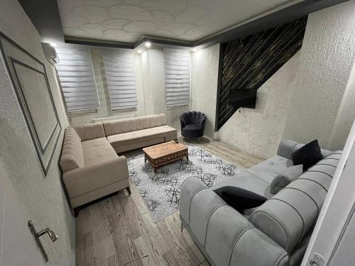 Suit 2, Bursa