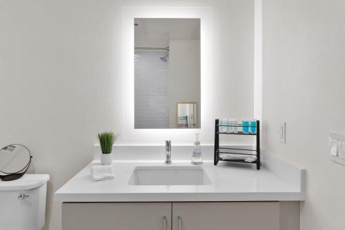Bright Studio on Sunset Blvd Pool, Parking, Gym, Лос-Анджелес (фото 6)