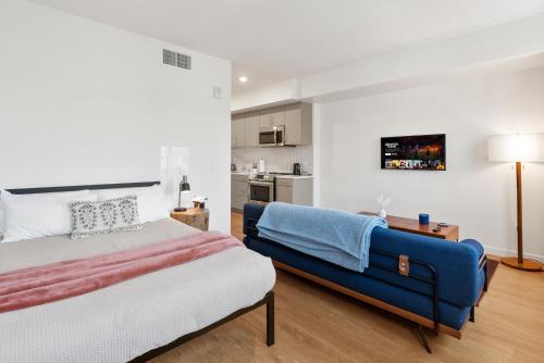 Bright Studio on Sunset Blvd Pool, Parking, Gym