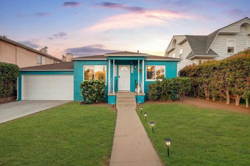 10 Min to the Beach Colorful Home Huge Yard